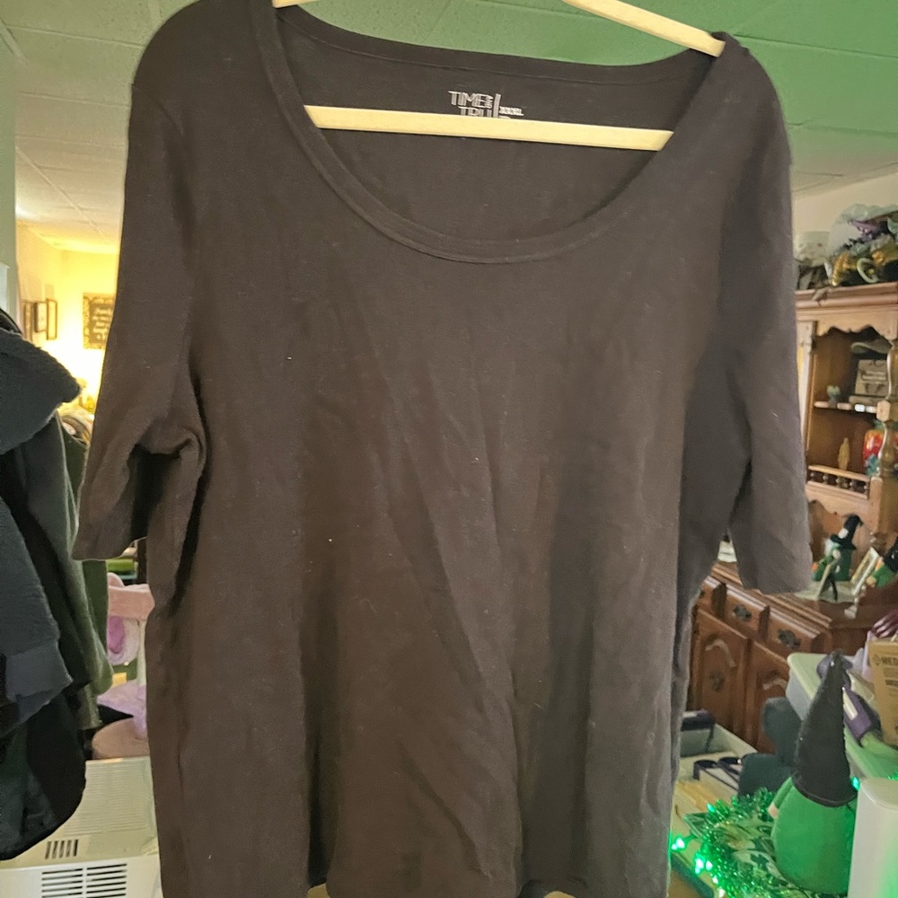 Short sleeve black tee shirt never worn